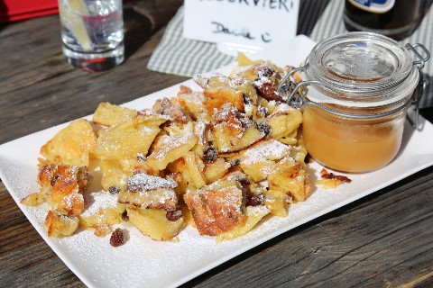 Kaiserschmarrn in der Pause bei Wake Up Snowmobile Trip